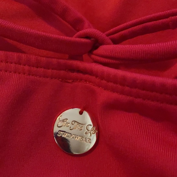 On The Lo from Brasil one piece low cut fabulous bathing suit. Gorgeous! - Picture 10 of 11